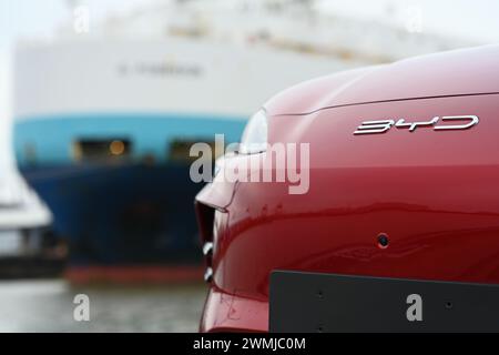 Bremerhaven, Deutschland. Februar 2024. Ansicht des Logos des Autoherstellers BYD am BLG Auto Terminal Bremerhaven. Quelle: Lars Penning/dpa/Alamy Live News Stockfoto