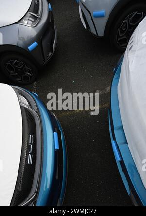 Bremerhaven, Deutschland. Februar 2024. Zahlreiche neue Dolphin-Fahrzeuge des Autoherstellers BYD parken am BLG Auto Terminal Bremerhaven. Quelle: Lars Penning/dpa/Alamy Live News Stockfoto