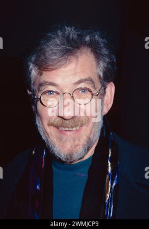 Ian McKellen bei der „Late Show with David Letterman“ im Ed Sullivan Theater in New York City am 30. Januar 1997. Foto: Henry McGee/MediaPunch Stockfoto