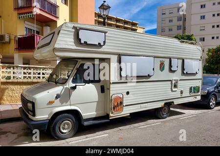 Das alte Peugeot-Wohnmobil parkte auf einer Straße in Fuengirola, Málaga, Spanien. Stockfoto