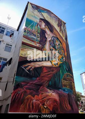 Wandgemälde ' das Meer bringt Sturm' vor Lily Brick an der Fassade eines Gebäudes in Fuengirola, Málaga, Spanien. Stockfoto