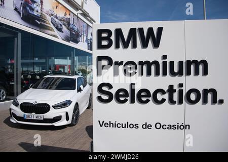 BMW Premium Selection in einem BMW Autohaus. Gebrauchtwagen. Stockfoto