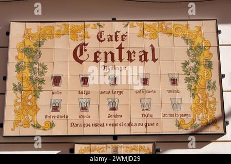 Café Central Fliesentafel, die die verschiedenen Arten der Kaffeebestellung in Malaga, Spanien, darstellt. Stockfoto