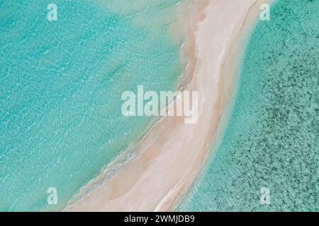 Sommerlandschaft wunderschöne Wellen, blaues Meerwasser an sonnigen Tagen. Draufsicht von der Drohne. Blick auf das Meer aus der Vogelperspektive, fantastischer Hintergrund der tropischen Küste. Wunderschöne Natur Stockfoto