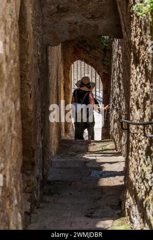 Eine enge Gasse in Limone sul Garda in Italien. Stockfoto