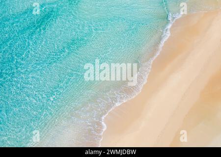 Sommerlandschaft wunderschöne Wellen, blaues Meerwasser an sonnigen Tagen. Draufsicht von der Drohne. Blick auf das Meer aus der Vogelperspektive, fantastischer Hintergrund der tropischen Küste. Wunderschöne Natur Stockfoto