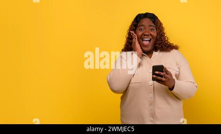 Verblüffte schwarze Dame, die ihr Gesicht berührte Stockfoto