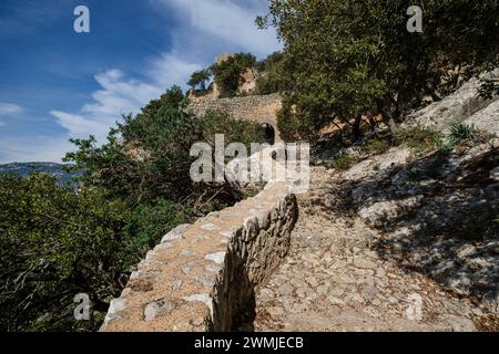 Kopfsteinpflasterpfad zur Burg Alaro, Alaro, Mallorca, Balearen, Spanien Stockfoto