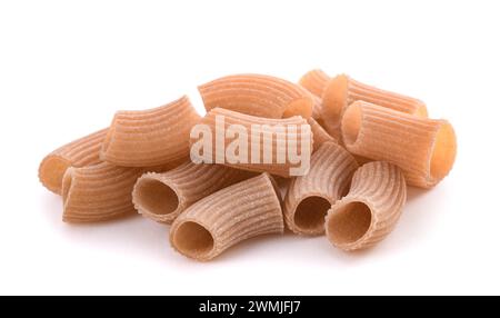 Mezze maniche Pasta isoliert auf weißem Hintergrund Stockfoto