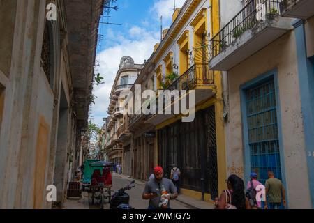 Historische Gebäude an der Calle Muralla Street zwischen Compostela und Habana Street in Old Havana (La Habana Vieja), Kuba. Das alte Havanna ist ein Weltkulturerbe Stockfoto