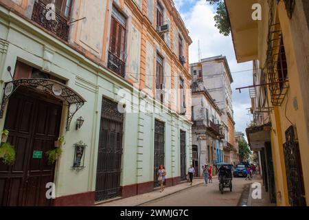 Historische Gebäude an der Calle Muralla Street zwischen Compostela und Habana Street in Old Havana (La Habana Vieja), Kuba. Das alte Havanna ist ein Weltkulturerbe Stockfoto