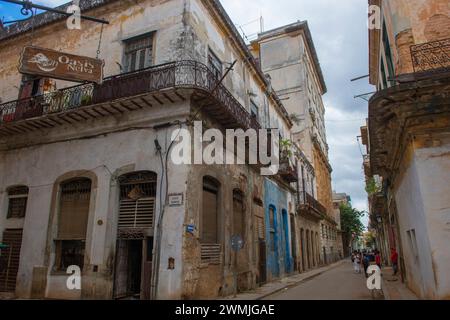 Historische Gebäude in der Calle Muralla Street in der Calle Habana Street in Old Havana (La Habana Vieja), Kuba. Das alte Havanna gehört zum Weltkulturerbe. Stockfoto