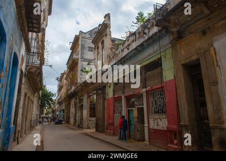 Historische Gebäude in der Calle Muralla Street in der Calle Habana Street in Old Havana (La Habana Vieja), Kuba. Das alte Havanna gehört zum Weltkulturerbe. Stockfoto