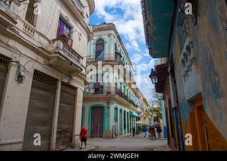 Historische Gebäude in der Calle Muralla Street in der Calle Cuba Street in Old Havanna (La Habana Vieja), Kuba. Das alte Havanna gehört zum Weltkulturerbe. Stockfoto