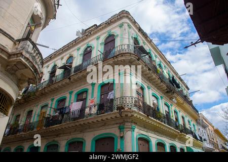 Historische Gebäude in der Calle Muralla Street in der Calle Cuba Street in Old Havanna (La Habana Vieja), Kuba. Das alte Havanna gehört zum Weltkulturerbe. Stockfoto