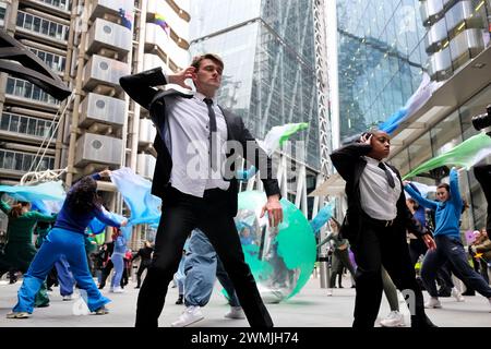 London, UK, 26. Februar 2024. Die Umweltaktivistengruppe Mothers Rise Up führte ein Tanzstück aus Protest gegen den Versicherer Lloyds aus London auf, der ihre Rolle in der fossilen Brennstoffindustrie spielt. Die Aktion markiert den Beginn einer Woche der Proteste gegen Versicherer. Quelle: Eleventh Photography/Alamy Live News Stockfoto