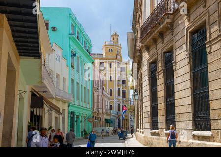 Historische Gebäude in der Calle Mercaderes Street in der Amargura Street mit Camera Obscura Gebäude auf der Rückseite in Old Havana (La Habana Vieja), Kuba. Das Alte Havan Stockfoto