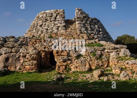 Cornia Nou, konisches Talayot und angeschlossenes Gebäude, Maó, Menorca, Balearen, Spanien Stockfoto