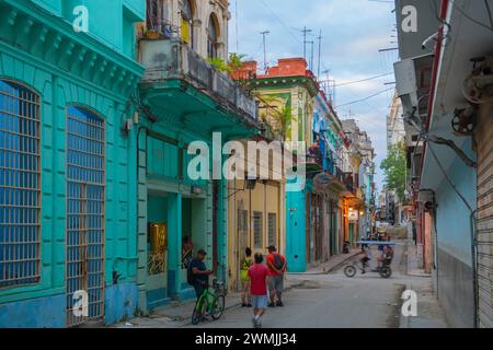 Historische Gebäude in der Calle Aguacate Street in der Calle Obrapia Street in Old Havana (La Habana Vieja), Kuba. Das alte Havanna gehört zum Weltkulturerbe. Stockfoto