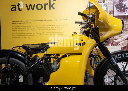 Sparkford.Somerset.Vereinigtes Königreich.7. Januar 2024.Eine BSA M21 AA Motorradkombination aus dem Jahr 1960 ist im Haynes Motor Museum in Somerset zu sehen Stockfoto