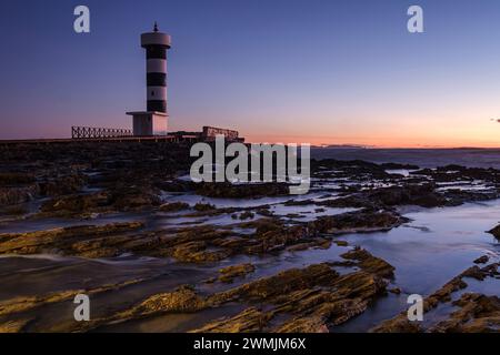 Starke Wellen auf dem Leuchtturm von Puntassa in Colònia de Sant Jordi, Sses Salines, Mallorca, Balearen, Spanien Stockfoto