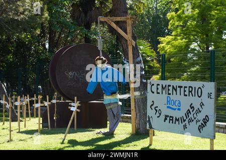 12-05-2013 Alcalá de Henares, Spanien - Ein eindrucksvolles Bild, das Proteste gegen die Schließung der Roca-Fabrik in Alcalá de Henares aufnimmt Stockfoto