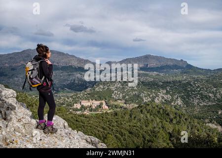 Wanderer beobachten das Heiligtum von Lluc, Escorca, Mallorca, Balearen, Spanien Stockfoto