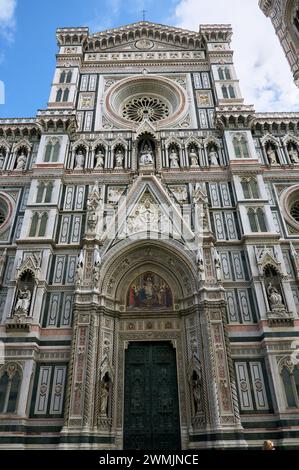 06-11-2023 Florenz, Italien - Frontalblick auf den großen Eingang der Kathedrale von Florenz, ein Meisterwerk der Renaissance-Architektur Stockfoto