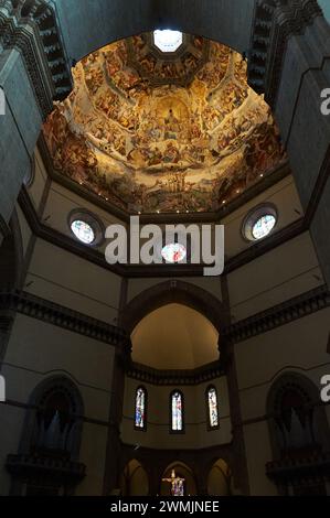 06-11-2023 Florenz, Italien - die Pracht der Kathedrale von Florenz aus einer beeindruckenden Innenperspektive Stockfoto