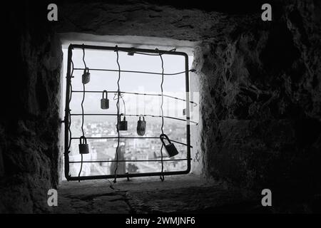 06-11-2023 Florenz, Italien - Ein Blick durch ein Fenster in Giottos Campanile, das mit ewigen Love-Vorhängeschlössern geschmückt ist Stockfoto