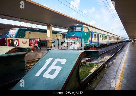 06-11-2013 Florenz, Italien - Ein Zug wartet auf dem Bahnsteig am Bahnhof Florenz, bereit für die Abfahrt Stockfoto