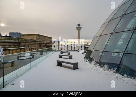 Die Dachterrasse der Liverpool Central Library im Schnee Stockfoto