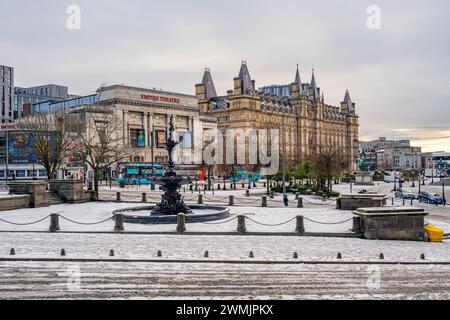 Das Empire Theatre und die Lime St Station Liverpool in Snow Stockfoto