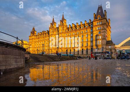 Redisson Red Hotel und Lime St Station Liverpool in Snow Stockfoto