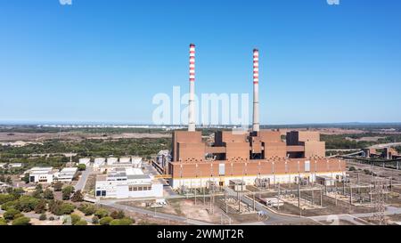 Luftaufnahme eines Kohlekraftwerks in der Stadt Sines. Elektrische Leitungen für den Transport von Elektrizität. Stockfoto
