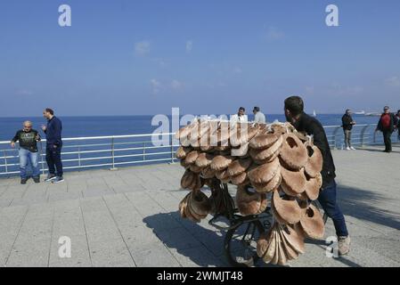 Beirut, Libanon. Februar 2024. Der Verkäufer von kaak (typisches libanesisches Brot) ist am 25. Februar 2024 an der Strandpromenade von Beirut im Libanon zu sehen. (Foto: Elisa Gestri/SIPA USA) Credit: SIPA USA/Alamy Live News Stockfoto