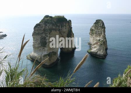 Beirut, Libanon. Februar 2024. Eine Aufnahme des berühmten Rauchi Rock, Beirut, Libanon, 26. Februar 2024. (Foto: Elisa Gestri/SIPA USA) Credit: SIPA USA/Alamy Live News Stockfoto