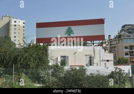 Beirut, Libanon. Februar 2024. Eine libanesische Flagge in Beirut, Libanon, am 26. Februar 2024. (Foto: Elisa Gestri/SIPA USA) Credit: SIPA USA/Alamy Live News Stockfoto