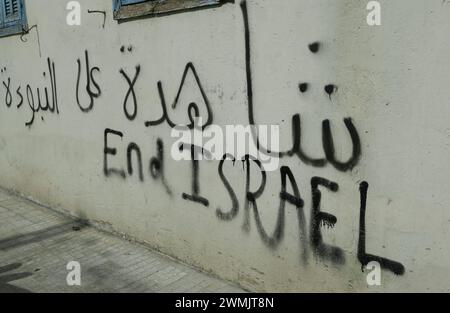 Beirut, Libanon. Februar 2024. Ein Anti-Israel-Graffiti, das am 26. Februar 2024 an einer Mauer in Beirut im Libanon gesehen wurde. (Foto: Elisa Gestri/SIPA USA) Credit: SIPA USA/Alamy Live News Stockfoto