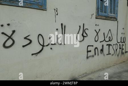 Beirut, Libanon. Februar 2024. Ein Anti-Israel-Graffiti, das am 26. Februar 2024 an einer Mauer in Beirut im Libanon gesehen wurde. (Foto: Elisa Gestri/SIPA USA) Credit: SIPA USA/Alamy Live News Stockfoto