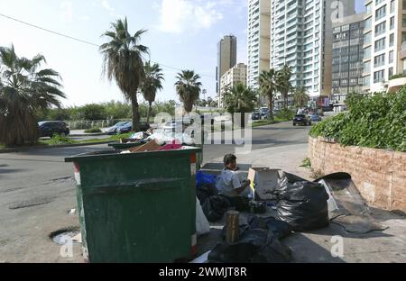 Beirut, Libanon. Februar 2024. Ein syrischer Teenager wach am 26. Februar 2024 wegen illegalen Abfallhandels in Beirut, Libanon. (Foto: Elisa Gestri/SIPA USA) Credit: SIPA USA/Alamy Live News Stockfoto