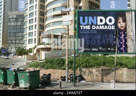 Beirut, Libanon. Februar 2024. Ein Plakat zur Sensibilisierung für syrische Flüchtlinge, das am 26. Februar 2024 in Beirut im Libanon zu sehen war. (Foto: Elisa Gestri/SIPA USA) Credit: SIPA USA/Alamy Live News Stockfoto