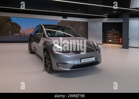Neues graues elektrisches tesla Modell y Performance Quecksilber, Automobilindustrie, Crossover-SUV von Tesla, EV in Europa, umweltverträglich Stockfoto