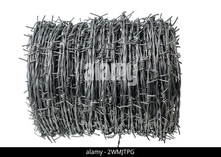 Stacheldraht in Nahaufnahme auf weißem isolierten Hintergrund zum Erstellen von Schutzzäunen und Markieren von Gebietsgrenzen. Stockfoto