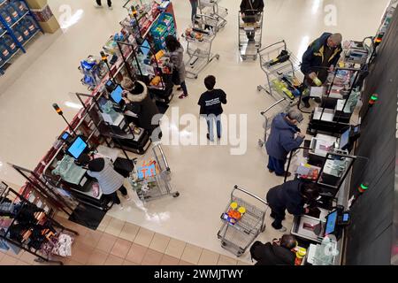 Toronto, Kanada - 09-12-2022: Selbstabmeldung in einem Supermarkt in Toronto, Kanada Stockfoto