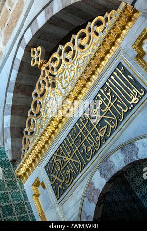 Bogenförmige Tür mit arabischen Symbolen und Schriften, Harem Haupttor, Topkapi Palast, Istanbul, Türkei Stockfoto