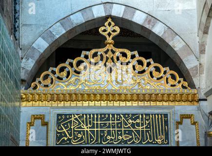 Bogenförmige Tür mit arabischen Symbolen und Schriften, Harem Haupttor, Topkapi Palast, Istanbul, Türkei Stockfoto