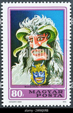 Gestempelte Briefmarke, gedruckt von Ungarn, die eine Buso-Maske zeigt, um 1973. Stockfoto