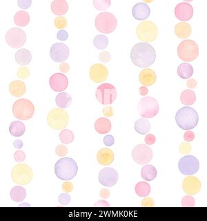 Abstrakter Aquarellhintergrund. Handgezeichnete lila orange rosa Kreise Flecken auf weißem nahtlosem Muster. Aquarellpastellfarben in warmen Farben. Drucken Stockfoto