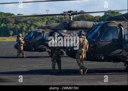 Soldaten der US-Armee, die dem 1. Bataillon des 228. Aviation Regiment zugewiesen sind, bereiten sich auf den Flug in Panama City, Panama, 26. Februar 2024 vor. Während der Übung transportierte das 1-228th Aviation Regiment über 500 Pfund Ausrüstung, um Lebensmittel und modulare Gebäudesysteme für die Region zu umfassen. (Foto der U.S. Air Force von Tech. Sgt. Nick z. Erwin) Stockfoto